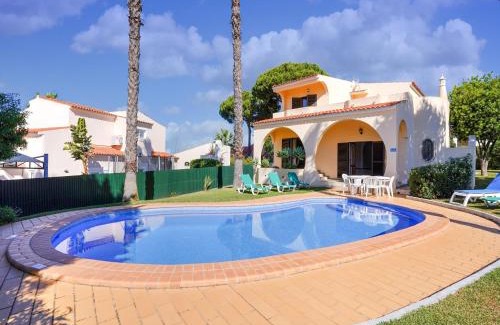 Vilamoura Villa | Modern villa in an exclusive residential area with a private swimming pool