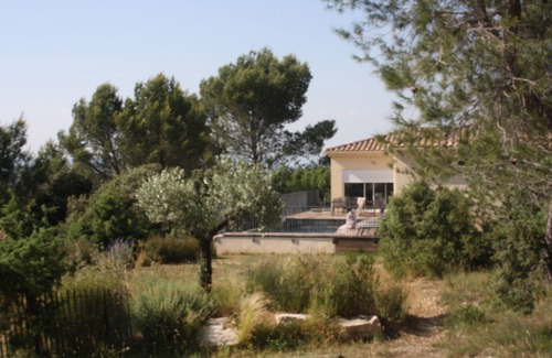 Venejan Casa | Villa moderna en el corazón de la naturaleza con magníficas vistas y piscina infinita.