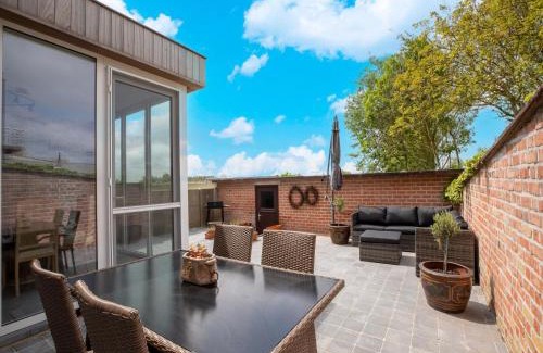 Westende Villa | Modern Villa w Private Yard