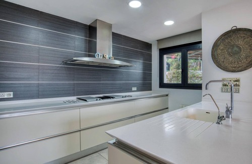 Sant Pol De Mar Villa | Villa moderna con vistas al mar, piscina infinita, jardín y Wi-Fi