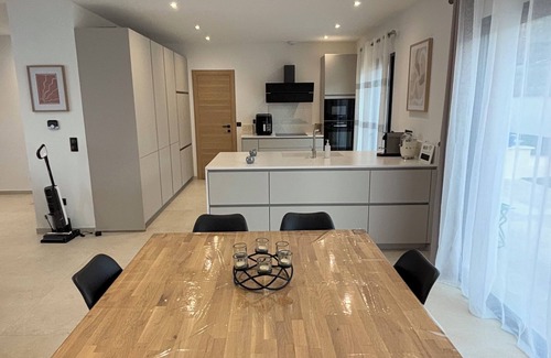 Apt Villa | Villa moderna con 4 habitaciones, piscina climatizada y vistas panorámicas