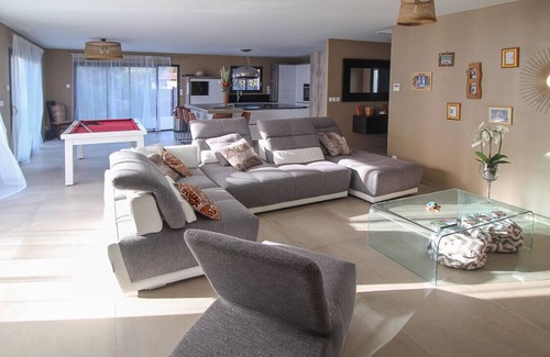 Saint-Siffret Villa | Moderna villa con aire acondicionado, piscina, jacuzzi y petanca cerca de Uzès