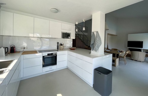 L'Escala Villa | Villa moderna con piscina privada y jardín.