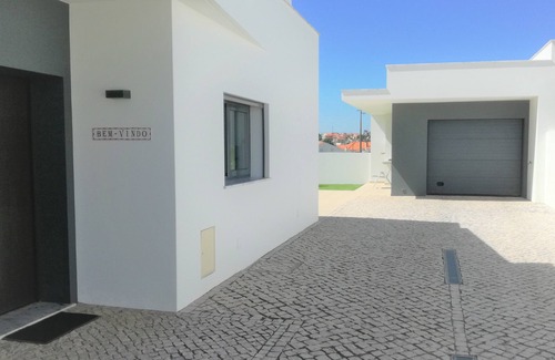 Nadadouro Villa | Villa moderna con piscina y terraza, cerca de la Bahía de Obidos