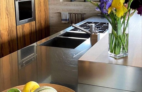 Frisa Villa | Villa moderna con piscina rodeada de vegetación.