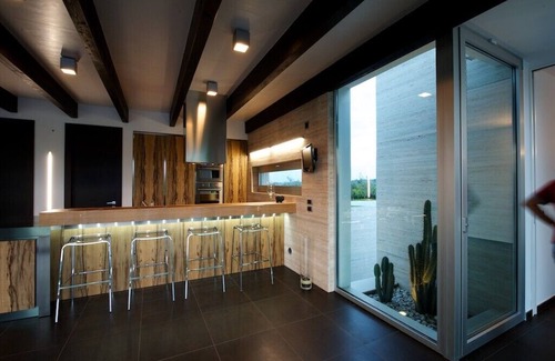 Frisa Villa | Villa moderna con piscina rodeada de vegetación.