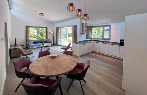 Dirkshorn Casa | Villa moderna con terraza y jardín en Dirkshorn