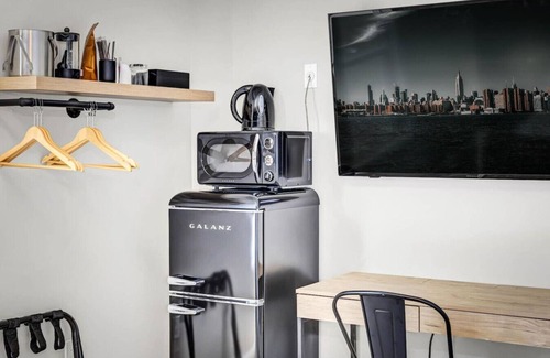 Vista Apartamento | Modern Vista Getaway | Prime Downtown Location