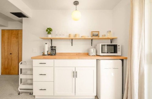 Northeast Colorado Springs Apartamento | Modern walk-out apartment centrally located in COS!