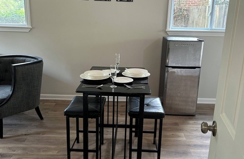 Candler-McAfee Apartamento | Modern, Warm Private 1 BR Apartment