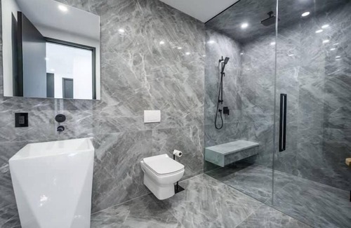 Niagara-on-the-Lake Casa | Modern Waterfront House - Custom Built!