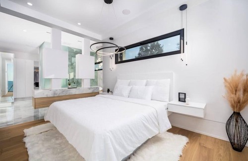 Niagara-on-the-Lake Casa | Modern Waterfront House - Custom Built!