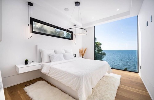 Niagara-on-the-Lake Casa | Modern Waterfront House - Custom Built!