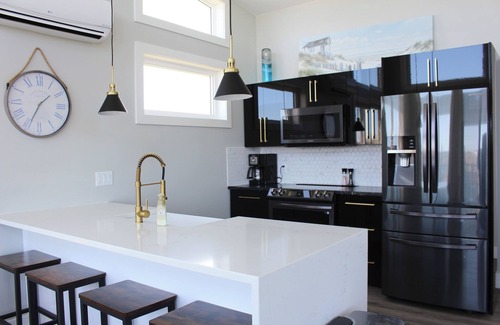 Bayview Cabaña | Modern Water Front Cottage Close To Cavendish Beach!