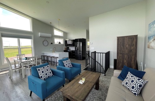 Bayview Cabaña | Modern Water Front Cottage Close To Cavendish Beach!