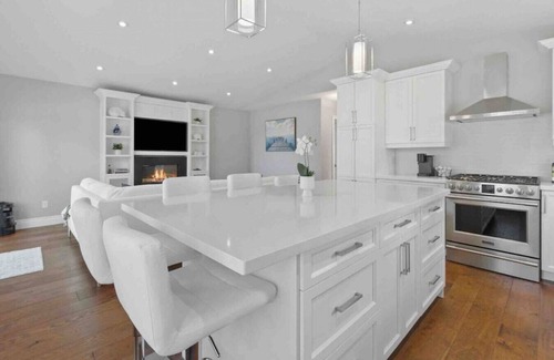 Port McNicoll Apartamento | Modern Waterfront Home on Georgian Bay w/ Hot Tub!