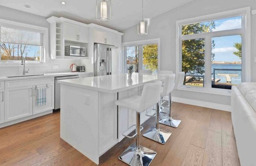 Port McNicoll Apartamento | Modern Waterfront Home on Georgian Bay w/ Hot Tub!