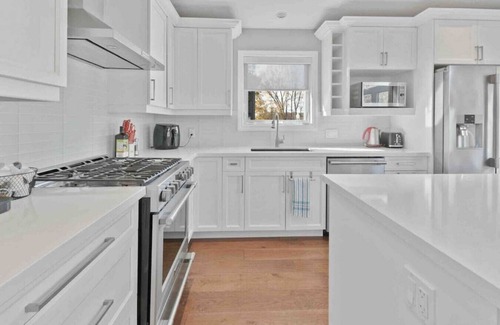 Port McNicoll Apartamento | Modern Waterfront Home on Georgian Bay w/ Hot Tub!