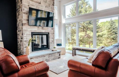 Riviere-Rouge Casa | Modern Waterfront Cottage on the Rouge River & Spa