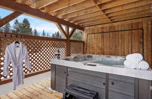 Riviere-Rouge Casa | Modern Waterfront Cottage on the Rouge River & Spa