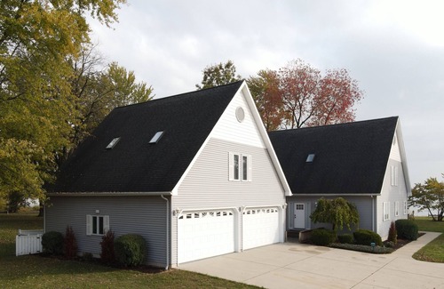 Bass Lake Casa | Modern Waterfront Lakehouse/1H Notre Dame/2H Chicago