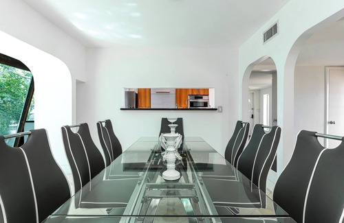 Ojus Casa | Modern Waterfront - Pool, kayaks & prime location! Near Aventura Mall & Beach!