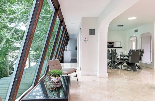 Ojus Casa | Modern Waterfront - Pool, kayaks & prime location! Near Aventura Mall & Beach!