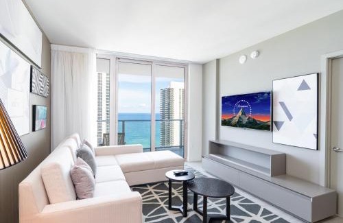 Hollywood South Central Beach Apartamento | Modern Waterfront Retreat with Scenic Views