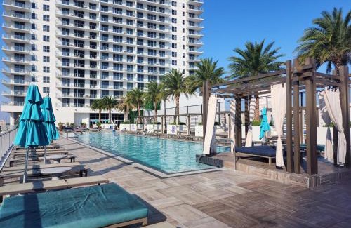 Hollywood South Central Beach Apartamento | Modern Waterfront Retreat with Scenic Views
