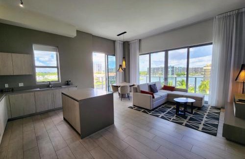 Hollywood South Central Beach Apartamento | Modern Waterfront Retreat with Scenic Views