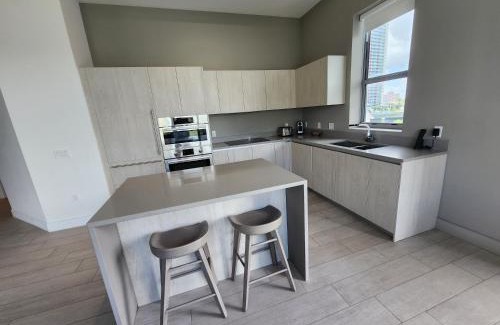 Hollywood South Central Beach Apartamento | Modern Waterfront Retreat with Scenic Views