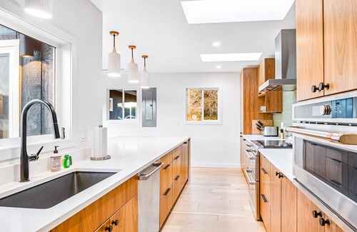 Lopez Island Casa | ¡Casa moderna, amigable para perros, frente al mar con vista a la bahía!