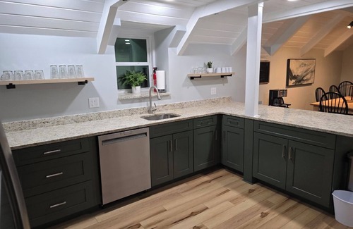 Waynesville Cabina | Modern Waynesville Cabin Getaway! 2 Fireplaces, Pool Table, Close To Everything!