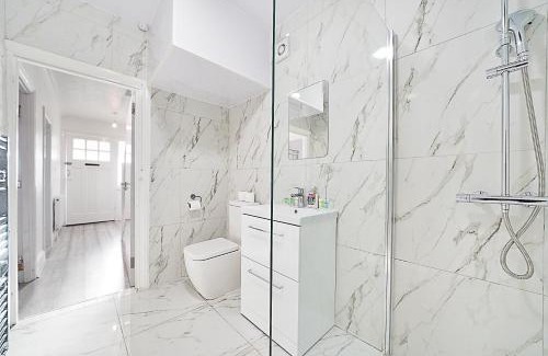 Alperton Casa | Modern Wembley Abode - Parking - Garden - Sleeps 14