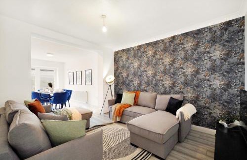 Alperton Casa | Modern Wembley Abode - Parking - Garden - Sleeps 14