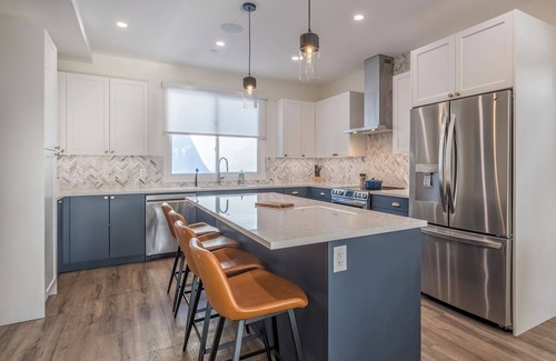 Silver Star Mountain Casa | Modern Whole Duplex - Sleeps 24! Both sides, 2 hot tubs, garages and A/C!