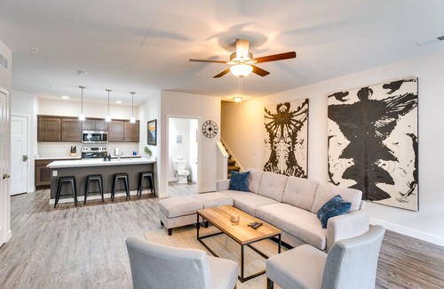 Village of Cottage Grove Condominio | Modern Wisconsin Vacation Rental w/ Fireplace