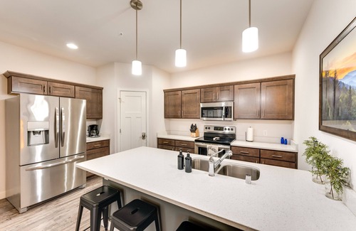 Village of Cottage Grove Condominio | Modern Wisconsin Vacation Rental w/ Fireplace