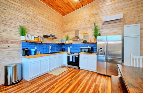 South Toledo Bend Cabina | Modern wood infused Cabin