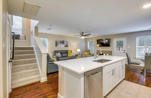 Alden Bridge Apartamento | Modern Woodlands Townhome w/ Spacious Yard & Patio