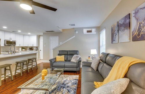 Alden Bridge Apartamento | Modern Woodlands Townhome w/ Spacious Yard & Patio