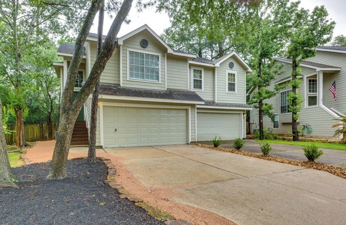 Alden Bridge Apartamento | Modern Woodlands Townhome w/ Spacious Yard & Patio