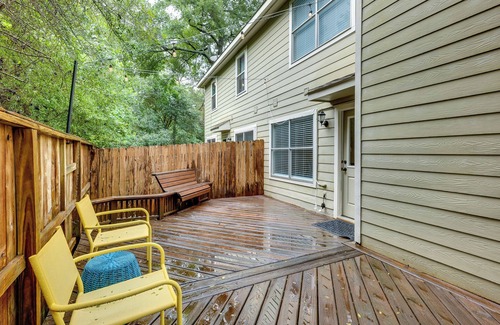 Alden Bridge Apartamento | Modern Woodlands Townhome w/ Spacious Yard & Patio