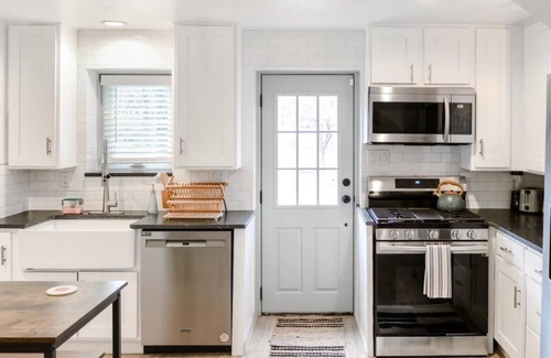 Central Oklahoma City Apartamento | Modern Writers Nook