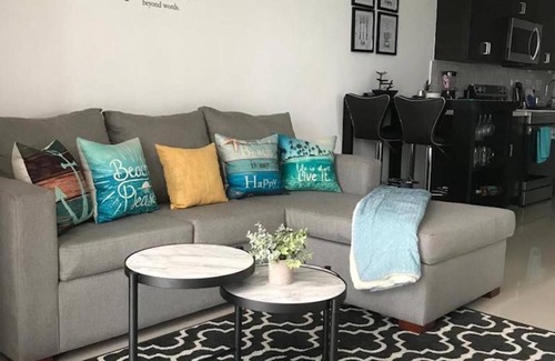 Portmore Condominio | Modern yet cozy seaside condo with breathtaking views!