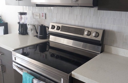 Portmore Condominio | Modern yet cozy seaside condo with breathtaking views!
