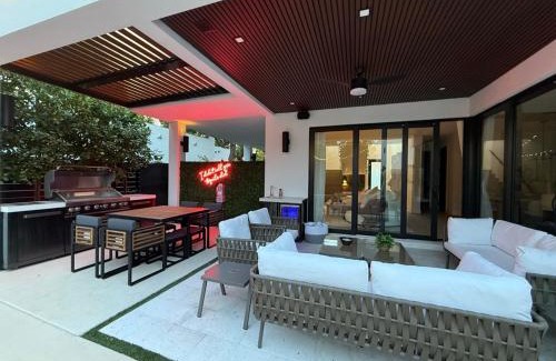 Buena Vista Villa | Modern Zen Oasis in Design District Sleeps 16
