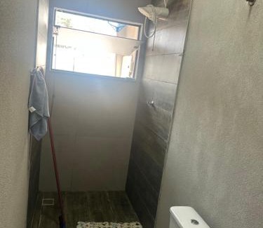 Americana Casa | Moderna área com Wi-Fi e ar condicionado