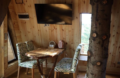 Prades Cabina | Moderna casa en el árbol triangular