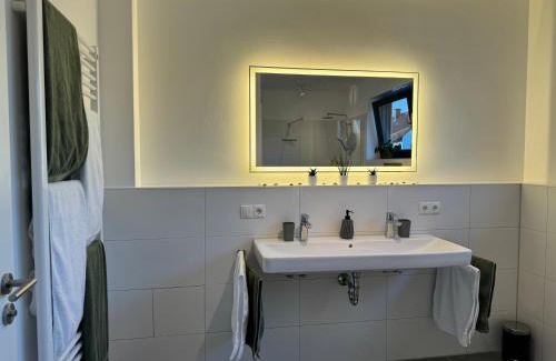 Venningen Apartamento | Moderne Ferienwohnung mit Terrasse, Grill & Privatparkplatz